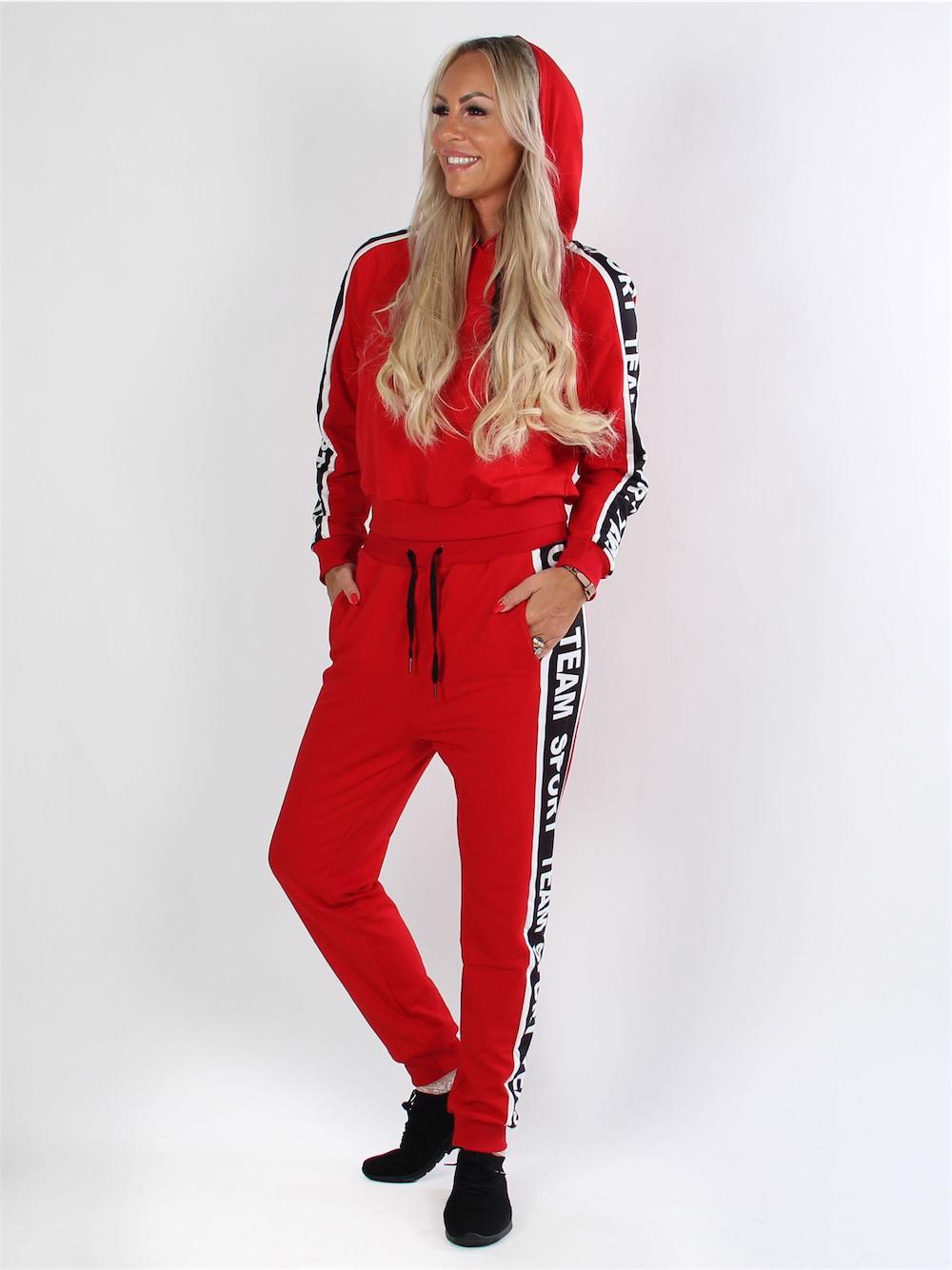 Santina - Sort joggingsæt med tekst langs siderne